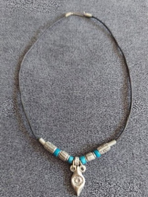 Vintage choker necklace with turquoise stones on leather band used