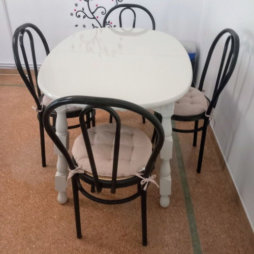 Dining table with 4 Viennese chairs like new, white, extendable