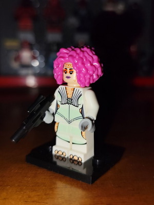 Theelin Dancer Lego minifigure with blaster and base