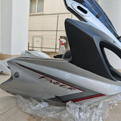 Fazer S2 600 front fairing complete with Puig windscreen