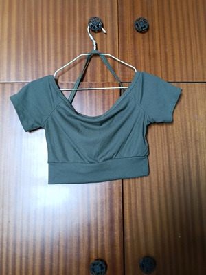 Crop top καινούργιο σε χακί χρώμα με λουράκι, μέγεθος XS