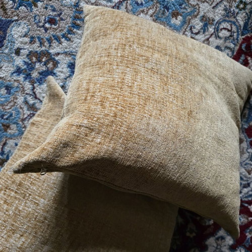 Decorative sofa pillows 5 pieces like new 40x40
