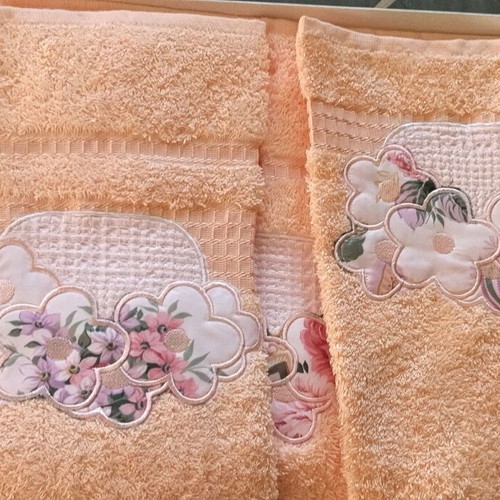 Towel set new, one large and two small
