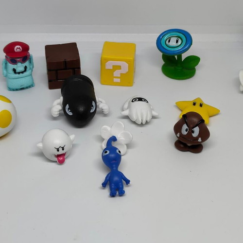 Super Mario Bros and Pikmin figure set like new, 10 pieces