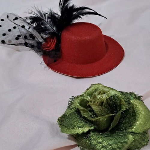 Hair clips set used, hat and rose design, red and green