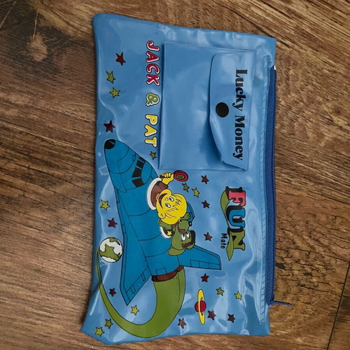 Children's pencil case used with zipper detached at one point