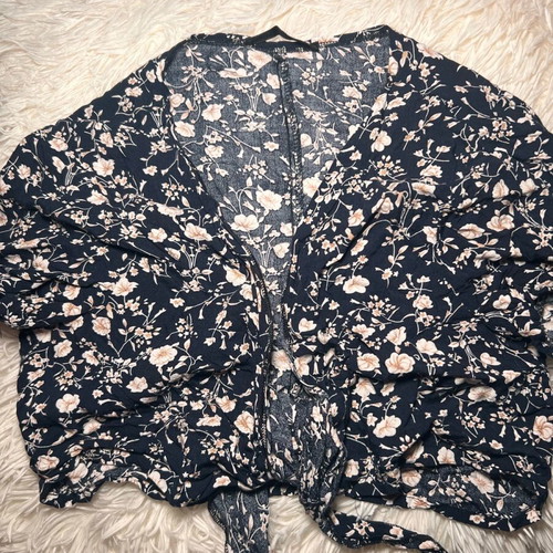 Flower top like new, short sleeve with front tie and floral print
