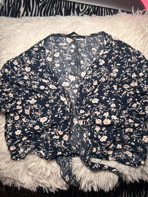 Flower top like new, short sleeve with front tie and floral print