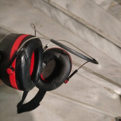3M Ear Muffs new with excellent sound insulation
