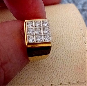 Χρυσό δαχτυλίδι 14Κ με ζιρκόν. Φοριέται σαν σεβαλιέ.