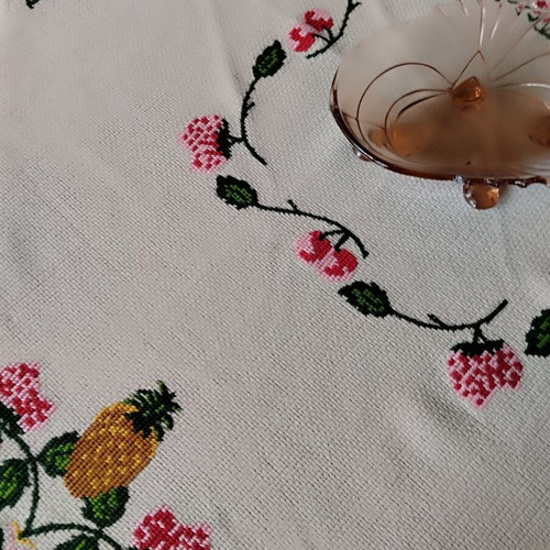 Vintage embroidered tablecloth hand-stitched, like new, 125x125 cm
