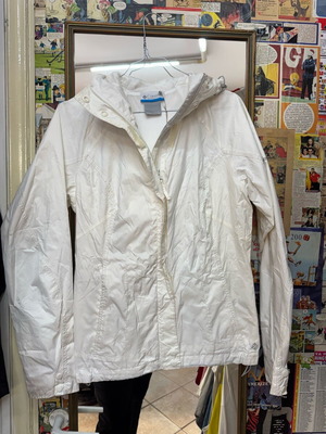 Columbia windbreaker like new with stitched logo on sleeve
