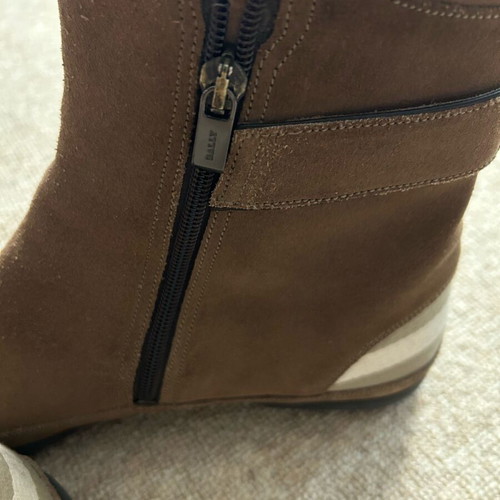 Bally suede leather ankle boots with zipper like new, beige