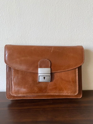 Τσαντάκι χειρός μεταχειρισμένο από αληθινό δέρμα ναπα με κλειδί ασφαλείας