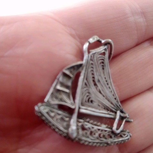Silver Gianniotiko pendant like new with delicate design 3.5x3cm