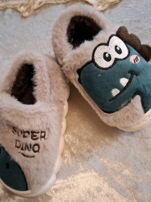 Children's furry slippers with dinosaur design No24-25 new