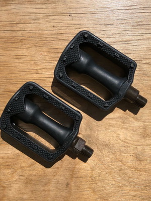 Xerama SP-690 black children's pedals with reflector new