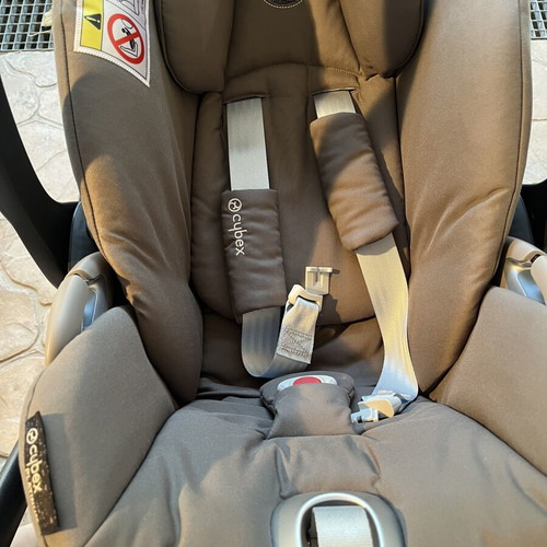Quax Crooz 3-in-1 travel system with Cybex car seat and ISOFIX base