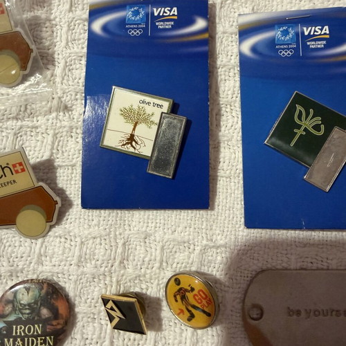 Collectible pins like new