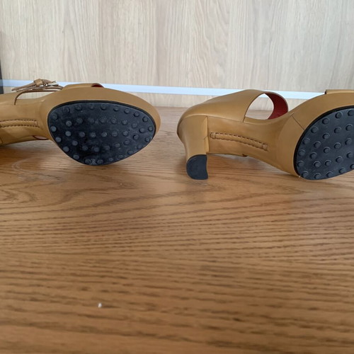 Tod's leather sandals new with red interior details