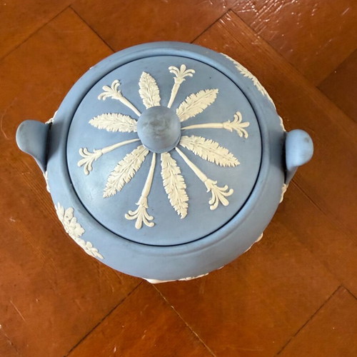 Wedgwood sugar bowl like new, 11 cm diameter