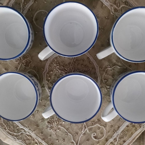 Tea cup set like new, 6 pieces, fine porcelain with blue and white patterns