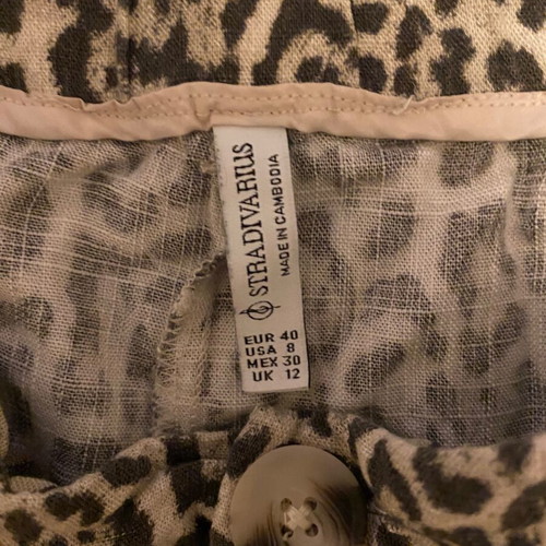 Stradivarius linen short leopard print, size L