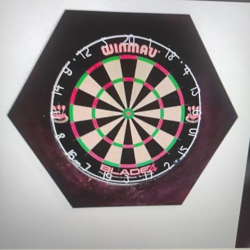 Winmau dartboard like new without wooden frame and set of darts