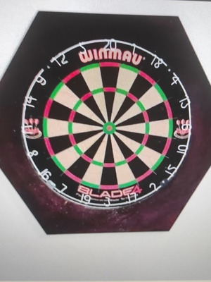 Winmau dartboard like new without wooden frame and set of darts