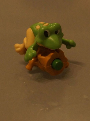 Kinder Surprise Frog figure like new, writes with green color