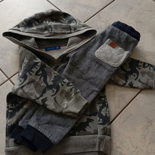 Body Talk sweatshirt and pants set for 12-18 months baby like new