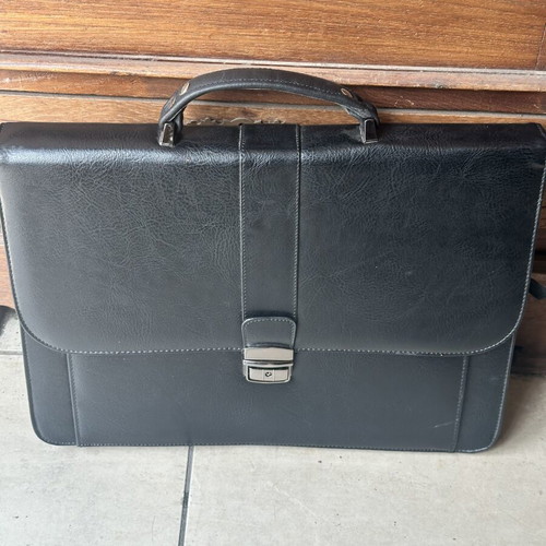 Business Briefcase black like new with lock and keys