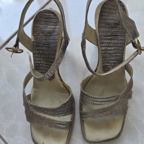 High Crocodile-Effect Sandals used with Chunky Heel