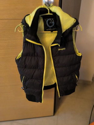 Sleeveless jacket like new, warm, with detachable hood, black, size S