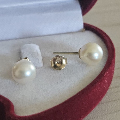 Gold K14 earrings with pearls diameter 8mm, weight 2g, like new