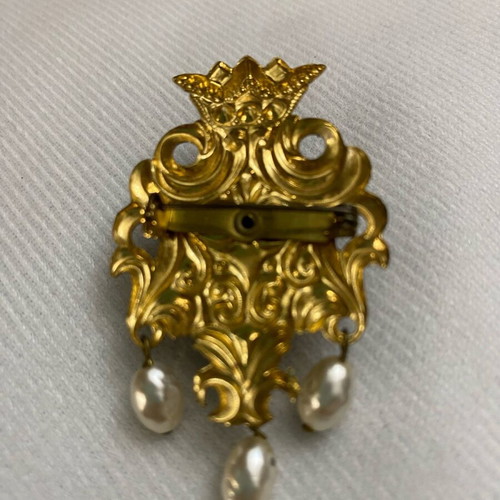 Vintage brooch with blue stone and pearls, like new, gold tone