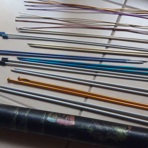 Cylindrical box with 13 pairs of used aluminum knitting needles