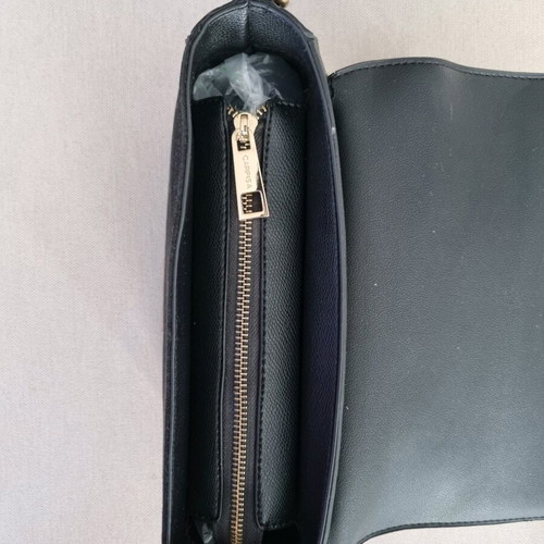 Carpisa black crossbody bag used with magnetic clasp