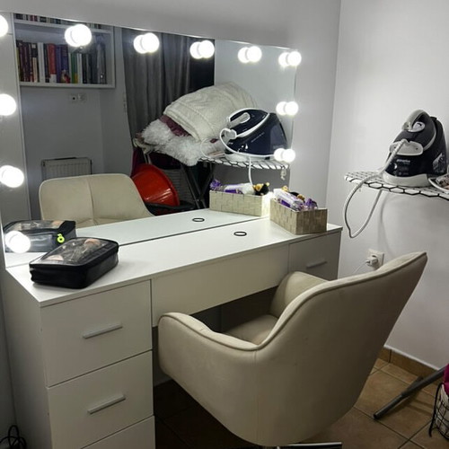 Boudoir vanity set like new with many drawers and LED lights
