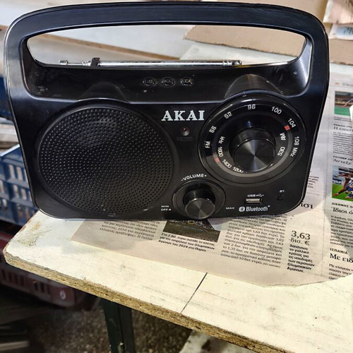 Akai APR-85BT portable analog radio with Bluetooth