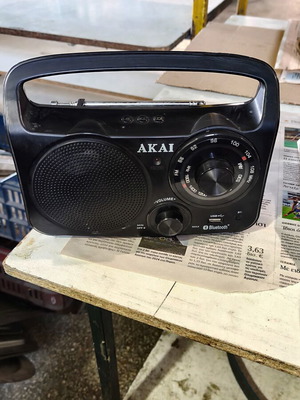 Akai APR-85BT portable analog radio with Bluetooth