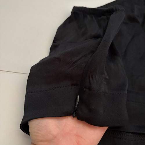 4tailors top with 1 sleeve, fitted, like new, black