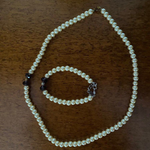Vintage necklace and bracelet set with cream faux pearls and purple beads like new
