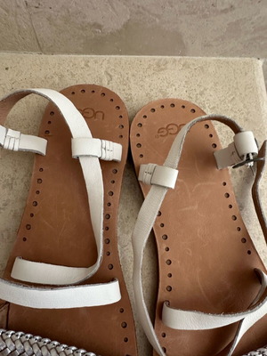 Ugg πέδιλα σαν καινούργιο, μέγεθος 41, άσπρα και ασημί
