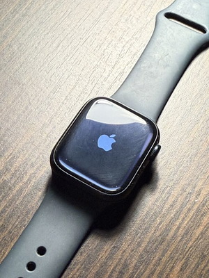 Apple Watch Series 9 41mm σαν καινούργιο με γνήσιο λουράκι και φορτιστή