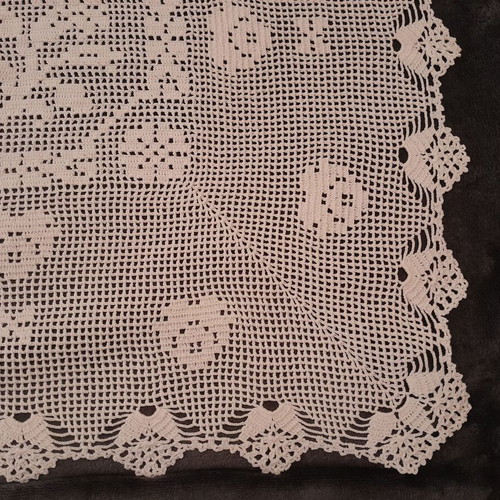 Table linen beige doily like new