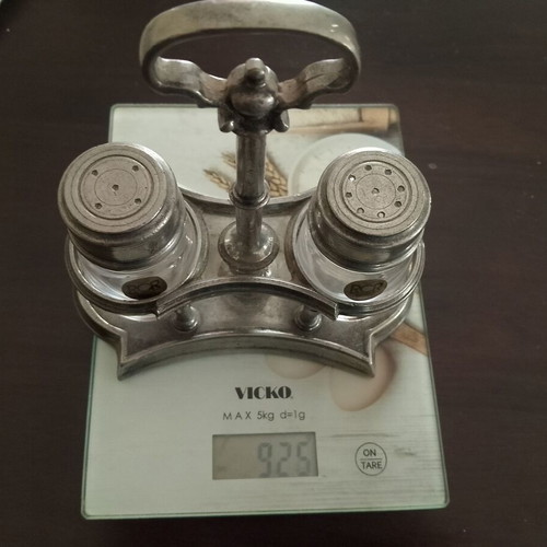 Vintage salt and pepper set like new with crystal containers and metal base