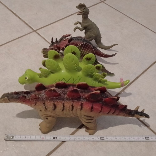 Dinosaur figures pack of 5, plastic and rubber