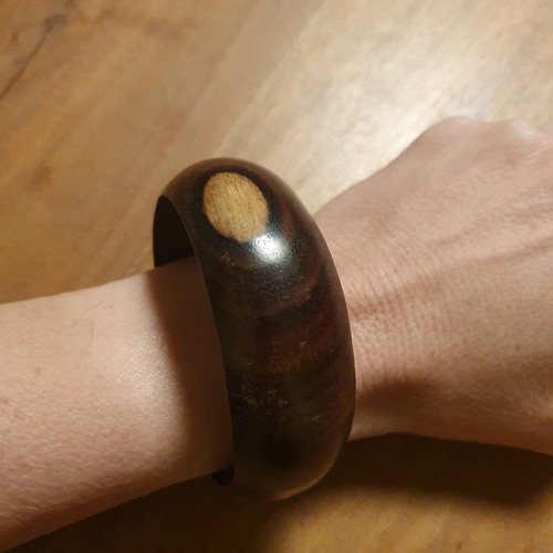 Wooden bracelet like new, brown colors with grain