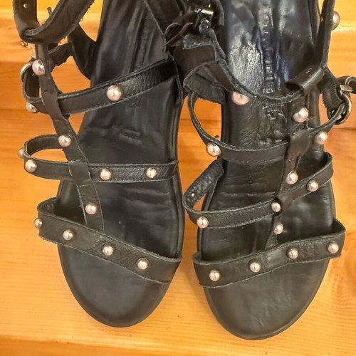 Tamaris sandals like new, size 41, black platform style